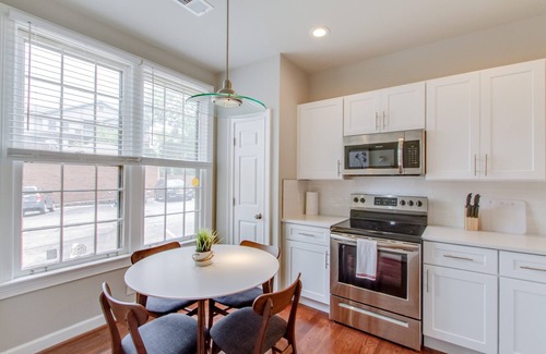 West End Condominio | WestEnd Ave♥Spacious Deck♥Fast WiFi♥WorkSpace♥4 Beds 2.5 Baths♥Free Parking♥Pets