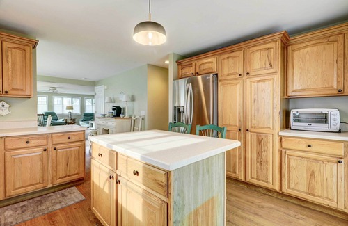 Misquamicut Casa | Westerly Retreat ~ 1/4 Mi to Private Beach!