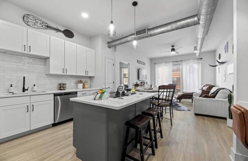 Dallas Apartamento | Western Saloon 2BR 4Bed Prime Location
