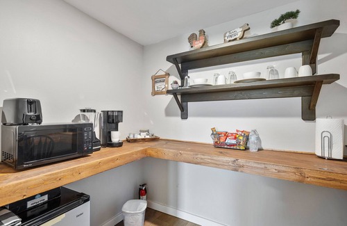 Southeast Houston Apartamento | Western Studio w/private patio 5 min from Hobby Airport!!