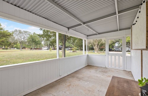 Southeast Houston Apartamento | Western Studio w/private patio 5 min from Hobby Airport!!