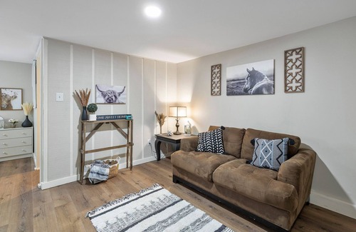 Southeast Houston Apartamento | Western Studio w/private patio 5 min from Hobby Airport!!
