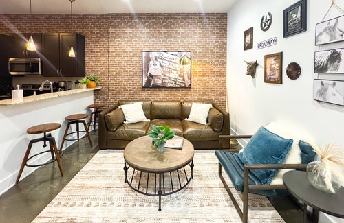 West End Condominio | Western World | Stay Near Vandy and Centennial Park on West End, 10 min to Broadway
