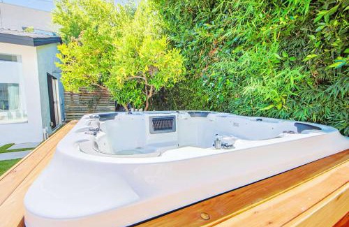 Melrose Casa | WestHollywood Villa Sleep 12 Jacuzzi & Garden Oasis