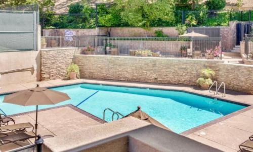 Westlake Village Apartamento | Westlake Village Escape 2 Bedroom 2 Bath with Pool & Jacuzzi View! Welcome Champagne