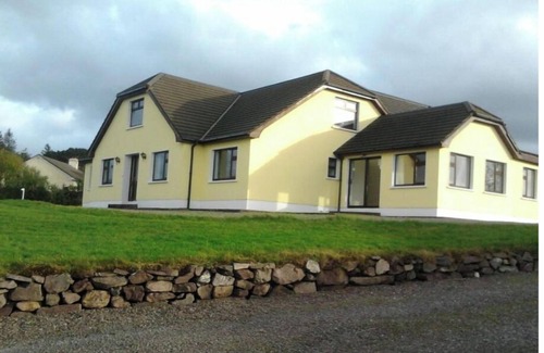 Ardea West Apartamento | Westland 2 overlooking spectacular views of the Kenmare Bay and mountains.