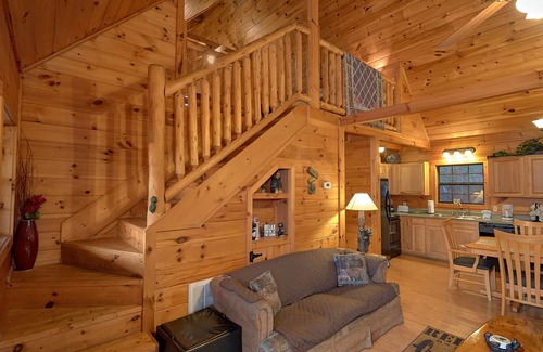 Caton Cabina | Cabina familiar con pozo de fuego y mesa de billar privada cerca de Pigeon Forge