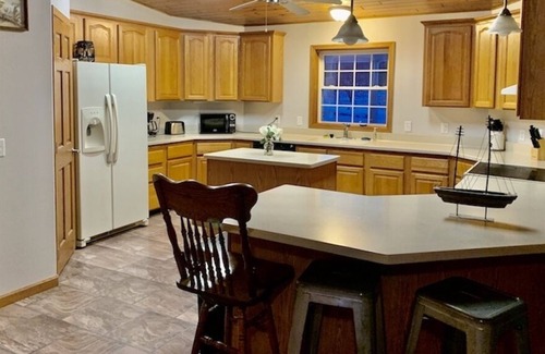 Lansing Cabina | Wexford Hollow Lodge w/ Hot Tub Jacuzzi & Pool