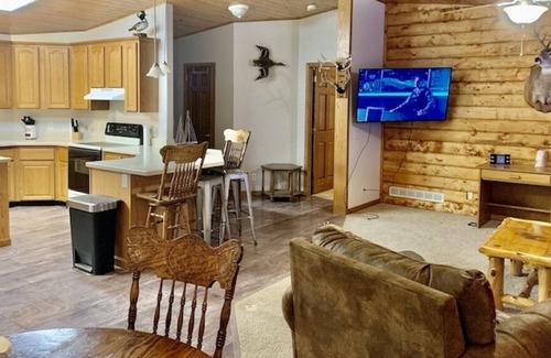 Lansing Cabina | Wexford Hollow Lodge w/ Hot Tub Jacuzzi & Pool
