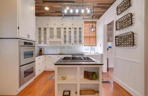 Columbus Casa | WFH Friendly Abode with Balcony in Columbus!