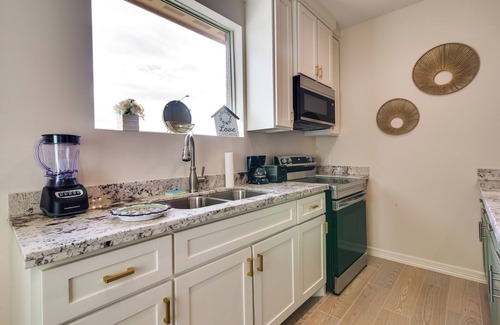 Brownsville Cabaña | Wfh-friendly Brownsville Home w/ Private Patio