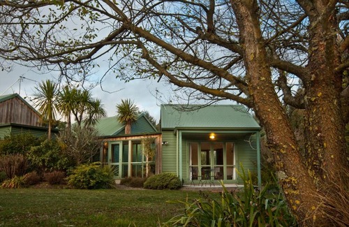 Acacia Bay Cabina | Whakaipo Lodge