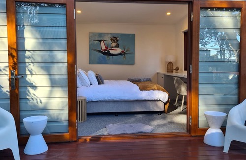 Whale Beach Casa | Whale Beach Secluded Self Contained Cottage, Spa and Fire Pit. Pet friendly.
