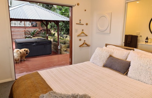 Whale Beach Casa | Whale Beach Secluded Self Contained Cottage, Spa and Fire Pit. Pet friendly.