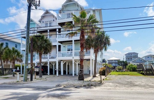 North Carolina Coast Villa | Whalecome to the beach-elevator
