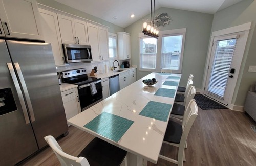 Corolla Village Condominio | Whalehead Waves: New Condo - Steps to the Beach