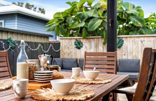 Whangamata Casa | Whanga Beach Bach and Sleep-out