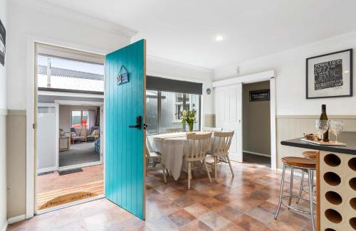 Whangamata Casa | Whanga Beach Bach and Sleep-out