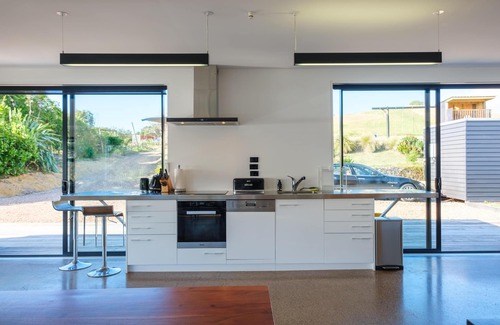 Omiha Casa | Wharetana Bay Villa - Wharetana Bay Villa is a luxury one-bedroom, one-bathroom villa with an attached one-bedroom, one-bathroom sleepout making the property perfect for two couples or small family groups.