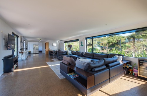 Omiha Casa | Wharetana Bay Villa - Wharetana Bay Villa is a luxury one-bedroom, one-bathroom villa with an attached one-bedroom, one-bathroom sleepout making the property perfect for two couples or small family groups.