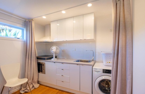 Omiha Casa | Wharetana Bay Villa - Wharetana Bay Villa is a luxury one-bedroom, one-bathroom villa with an attached one-bedroom, one-bathroom sleepout making the property perfect for two couples or small family groups.