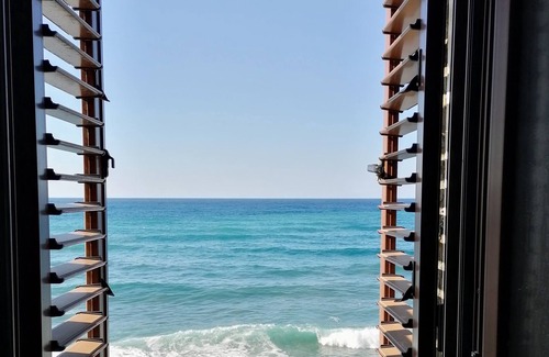 Pomos Casa | Ocean-front beach house - where pine covered mountains meet the sea