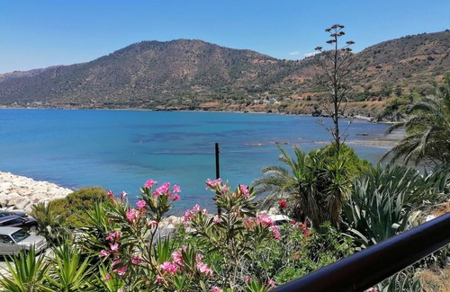 Pomos Casa | Ocean-front beach house - where pine covered mountains meet the sea