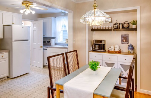 Lynnhurst Casa | Whimsical & Cozy Home, <1mile to lake, Arcade machine, Family Friendly, Quiet