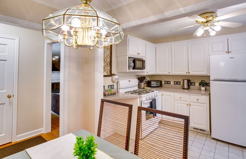 Lynnhurst Casa | Whimsical & Cozy Home, <1mile to lake, Arcade machine, Family Friendly, Quiet