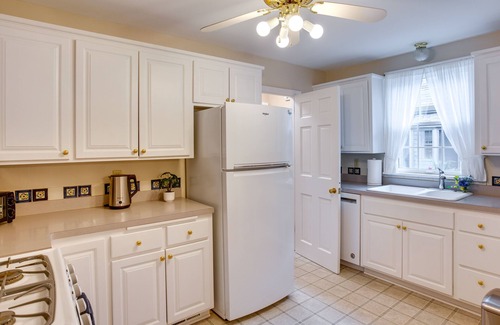 Lynnhurst Casa | Whimsical & Cozy Home, <1mile to lake, Arcade machine, Family Friendly, Quiet