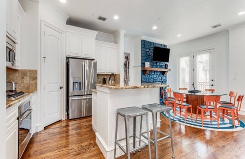 Legacy Park Casa | Whimsical Legacy town home - Driem House