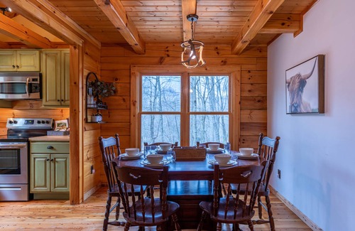 Sugar Grove Cabina | Whiskey Creek Cabin - Peaceful creekside cabin with hot tub!