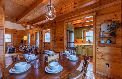 Sugar Grove Cabina | Whiskey Creek Cabin - Peaceful creekside cabin with hot tub!