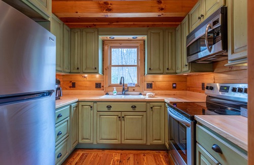 Sugar Grove Cabina | Whiskey Creek Cabin - Peaceful creekside cabin with hot tub!