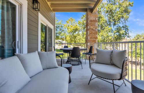 Gruene Apartamento | Whiskey River - Texas Music Theme in Historic Gruene, Riverfront on the Guadelupe River