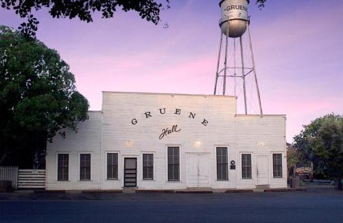 Gruene Apartamento | Whiskey River - Texas Music Theme in Historic Gruene, Riverfront on the Guadelupe River