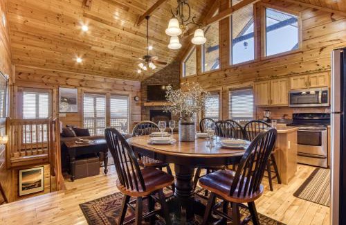 Wears Valley Casa | Whiskey's mountain lodge, Mtn Views, Hot Tub, 685 FREE tickets each paid day