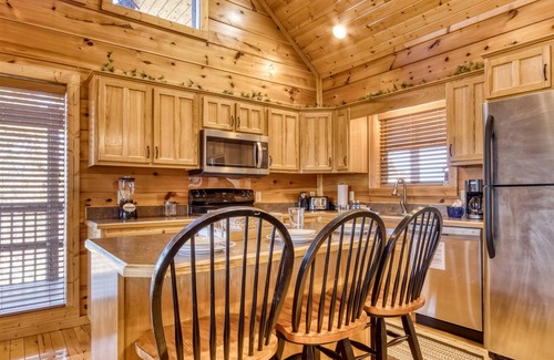 Wears Valley Cabina | Whiskey's mountain lodge, Mtn Views, Game Room, $1089 FREE tickets each paid day