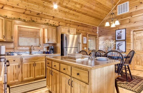 Wears Valley Cabina | Whiskey's mountain lodge, Mtn Views, Game Room, $1089 FREE tickets each paid day