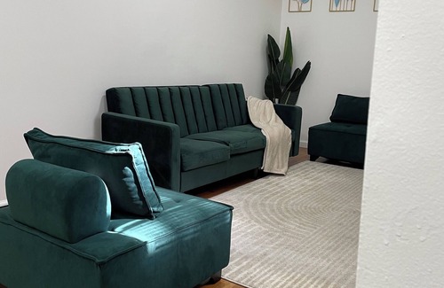 Downtown Newark Apartamento | Whisper City Love A 30 min Electrifying Escape near NYC's Pulsating heart!