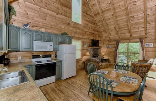 Townsend Cabina | Whisper Creek (2-Bedroom Cabin) - Pets Allowed by RedAwning