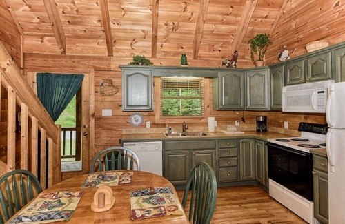 Townsend Cabina | Whisper Creek (2-Bedroom Cabin) - Pets Allowed by RedAwning