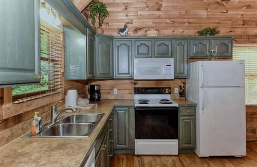 Townsend Cabina | Whisper Creek (2-Bedroom Cabin) - Pets Allowed by RedAwning