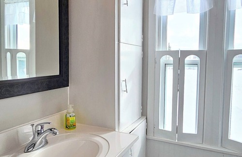 Charlotte's Shore Otro | Whispering Meadows Manor is a 4 bedroom 1.5 bath country home