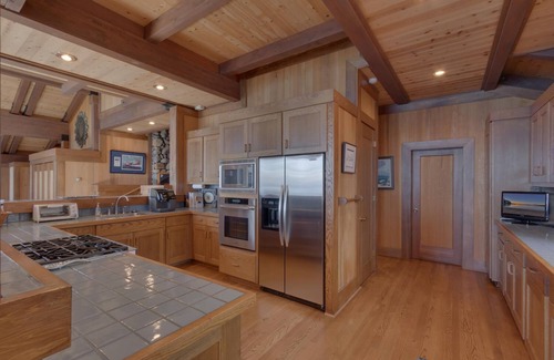Tahoe City Casa | 4 BR Lakefront w / Hot Tub, mesa de billar, muelle y boya