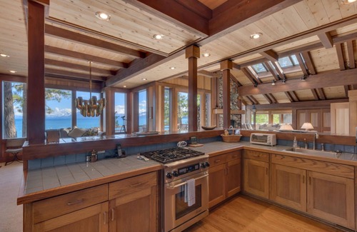 Tahoe City Casa | 4 BR Lakefront w / Hot Tub, mesa de billar, muelle y boya