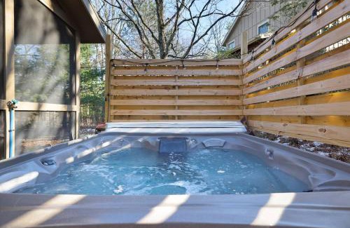 Tannersville Casa | Whispering Pines Hot Tub, Porch & Waterparks