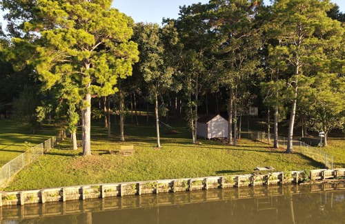 Trinity Cabaña | Whispering Pines on Lake (Woods/Hot Tub/Lakefront)