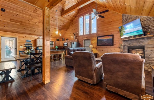 Gatlinburg - Pigeon Forge Cabina | Whispering Pines Retreat By Ghosal Luxury Lodging