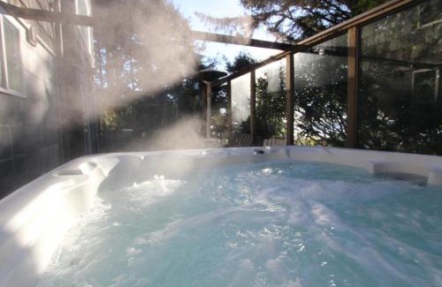 Newport Casa | Whispering Seas with Hot Tub!
